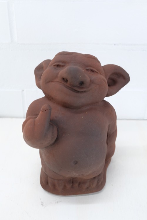 Betonnen trol - klein - middelvinger